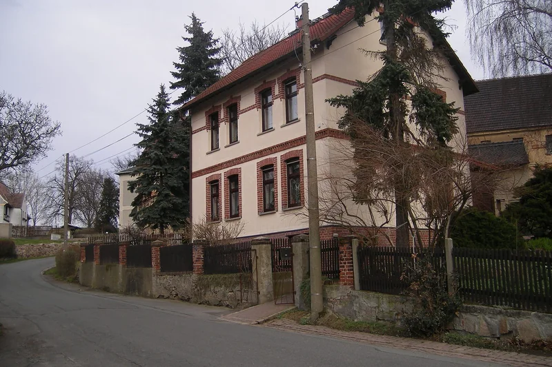 Sanierter deutscher Altbau mit erhaltener Fassade