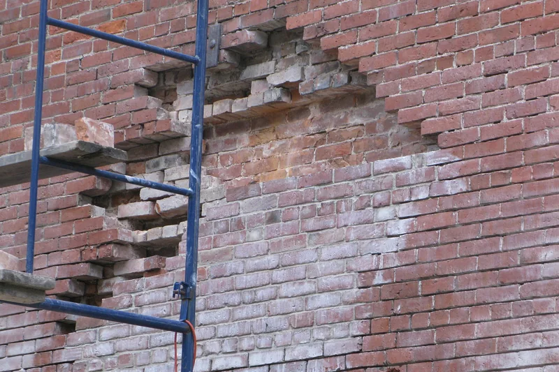 Geöffneter Wandaufbau in einem historischen Gebäude